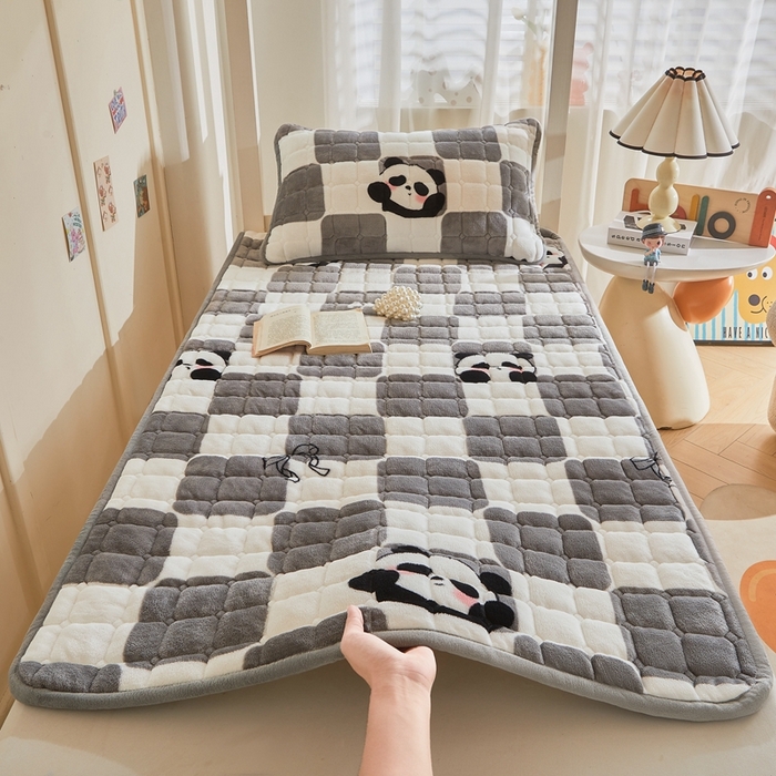 91家纺网 家纺一手货源 找家纺 雅萱家纺 2025新款牛奶绒学生床垫三件套 牛奶绒床垫三件套-棋盘熊