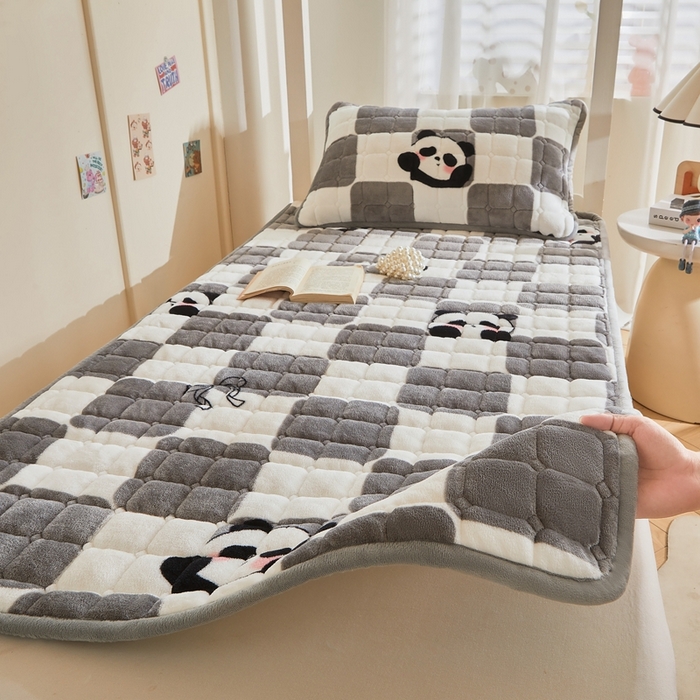 91家纺网 家纺一手货源 找家纺 雅萱家纺 2025新款牛奶绒学生床垫三件套 牛奶绒床垫三件套-棋盘熊