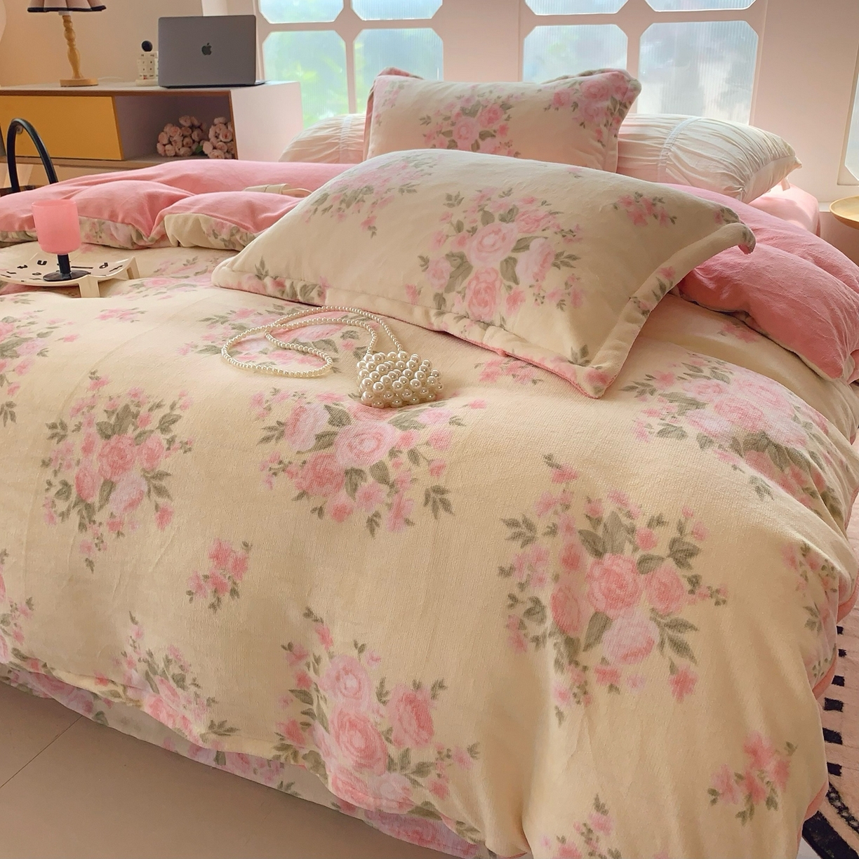 91家纺网 家纺一手货源 找家纺 奈萝家纺 2025新款加厚小清新印花牛奶绒三件套四件套 玫瑰粉