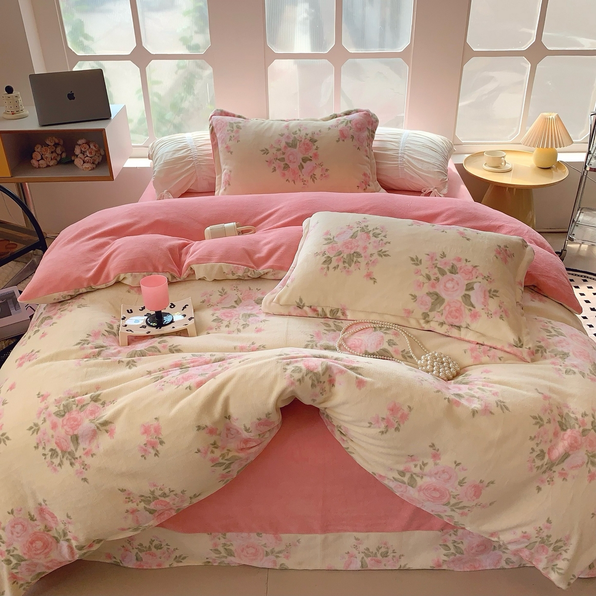 91家纺网 家纺一手货源 找家纺 奈萝家纺 2025新款加厚小清新印花牛奶绒三件套四件套 玫瑰粉