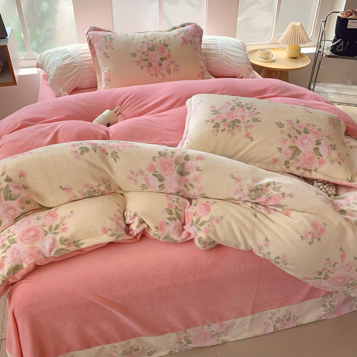 91家纺网 家纺一手货源 找家纺 奈萝家纺 2025新款加厚小清新印花牛奶绒三件套四件套 玫瑰粉