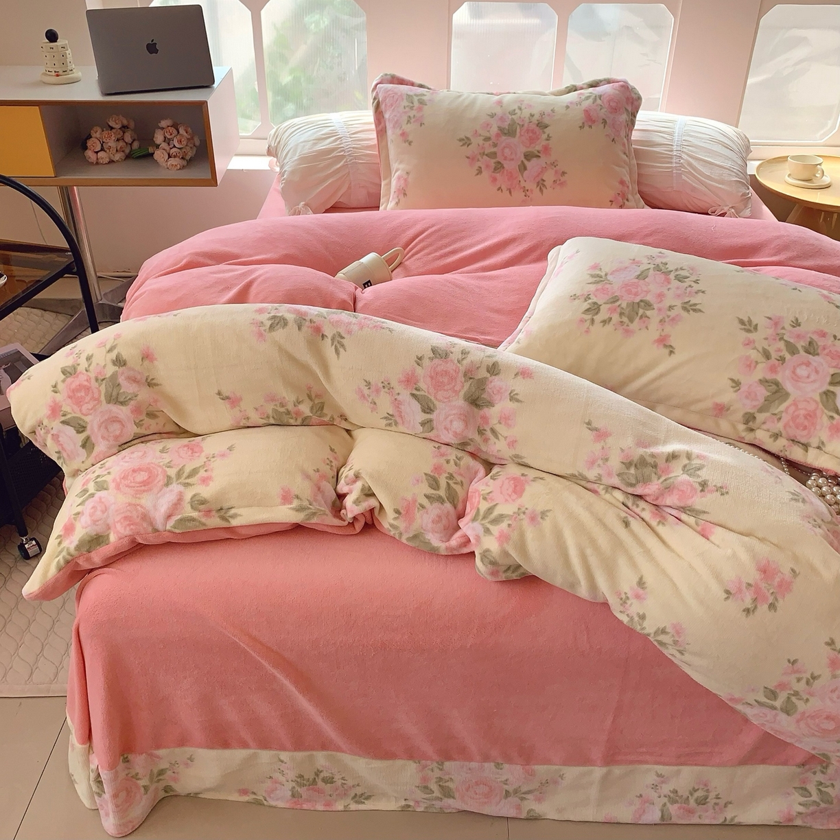 91家纺网 家纺一手货源 找家纺 奈萝家纺 2025新款加厚小清新印花牛奶绒三件套四件套 玫瑰粉