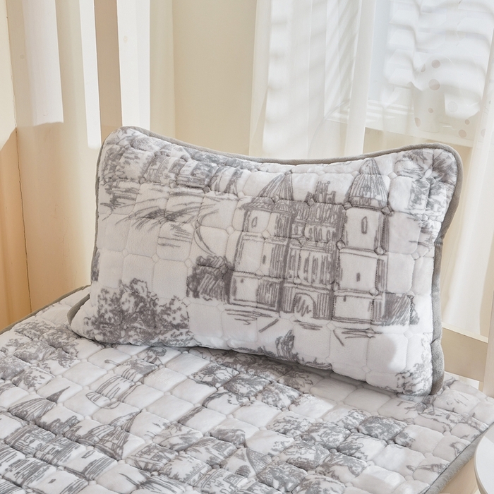 91家纺网 家纺一手货源 找家纺 雅萱家纺 2025新款牛奶绒学生床垫三件套 牛奶绒床垫三件套-水墨城堡灰