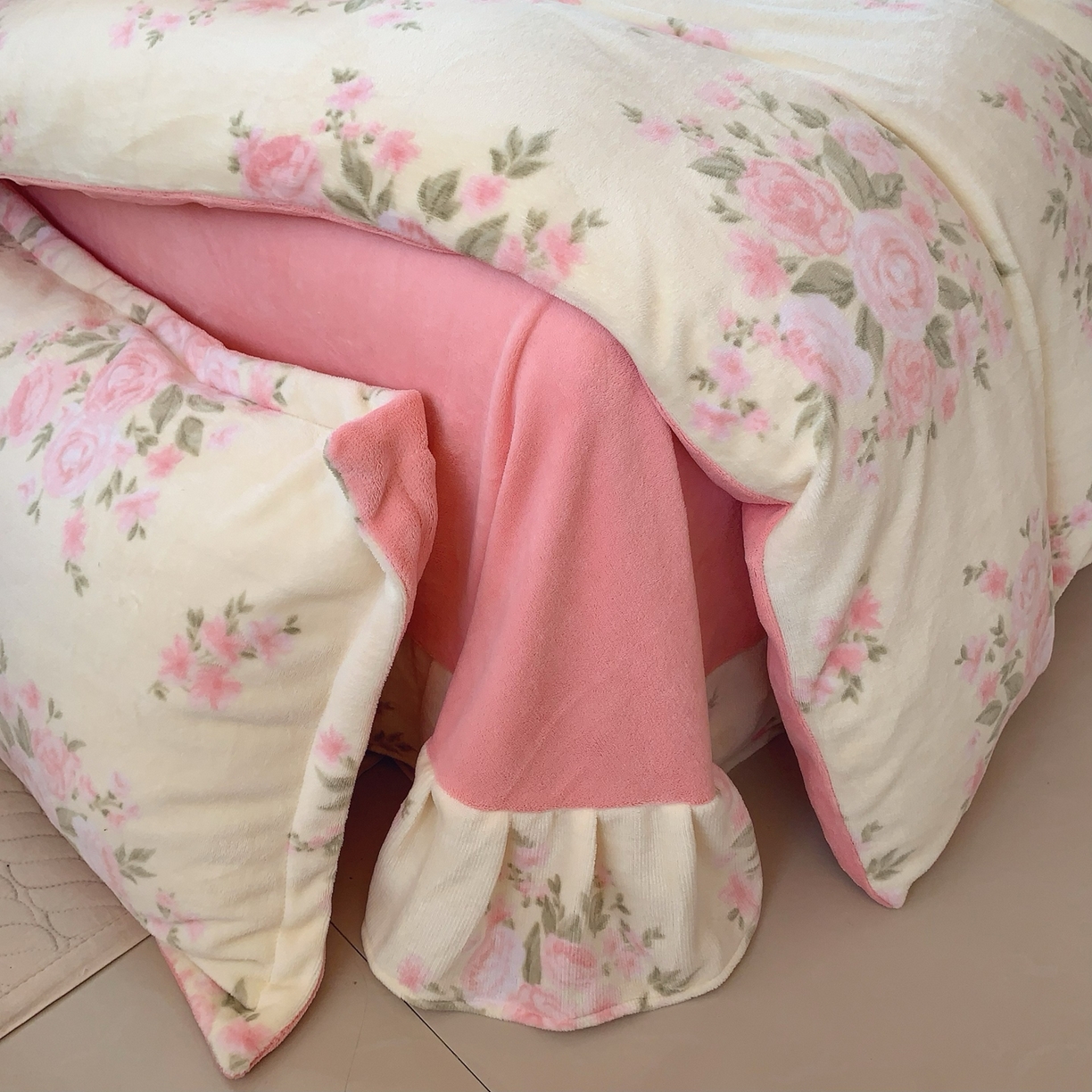 91家纺网 家纺一手货源 找家纺 奈萝家纺 2025新款加厚小清新印花牛奶绒三件套四件套 玫瑰粉