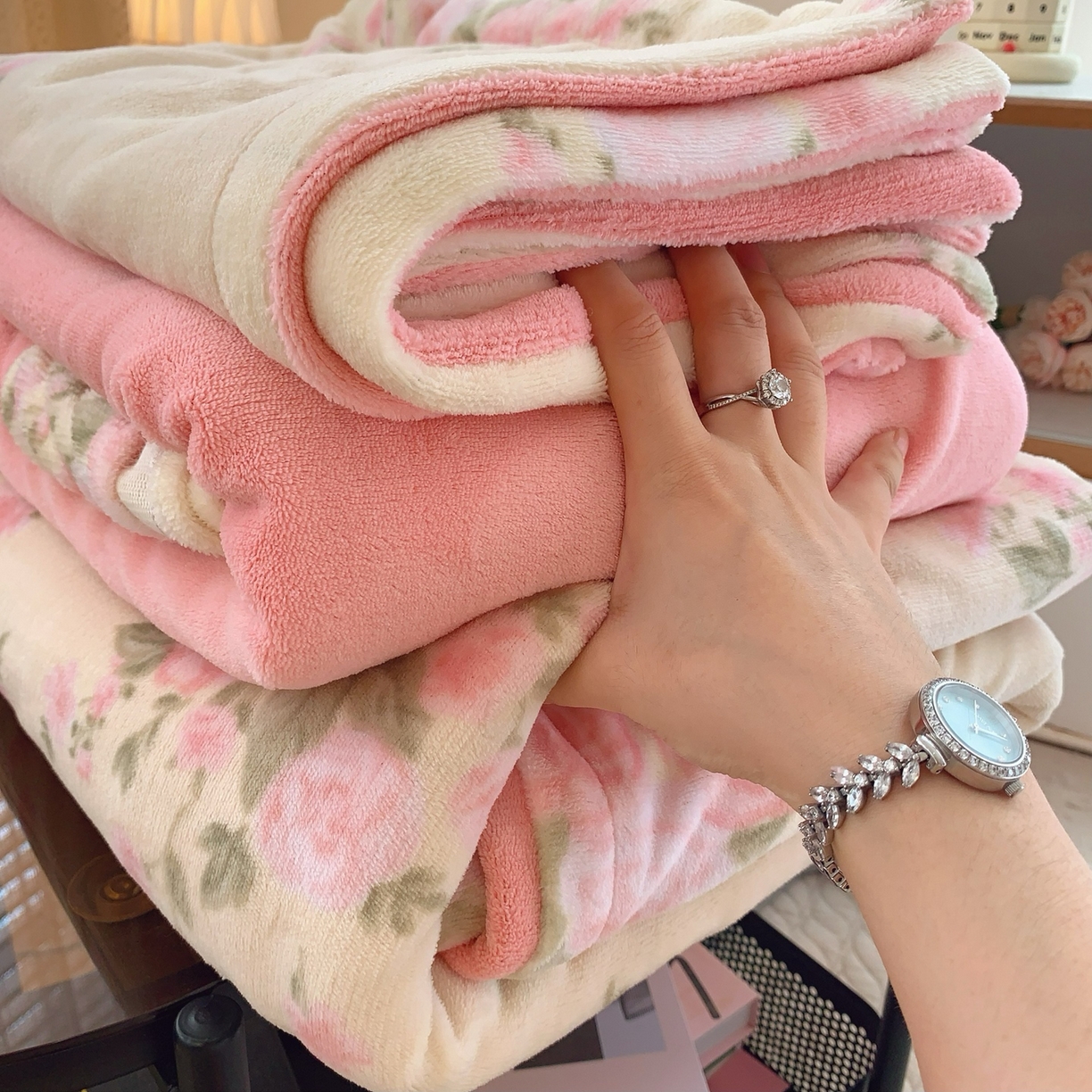 91家纺网 家纺一手货源 找家纺 奈萝家纺 2025新款加厚小清新印花牛奶绒三件套四件套 玫瑰粉