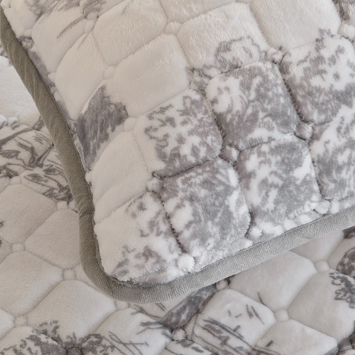 91家纺网 家纺一手货源 找家纺 雅萱家纺 2025新款牛奶绒学生床垫三件套 牛奶绒床垫三件套-水墨城堡灰