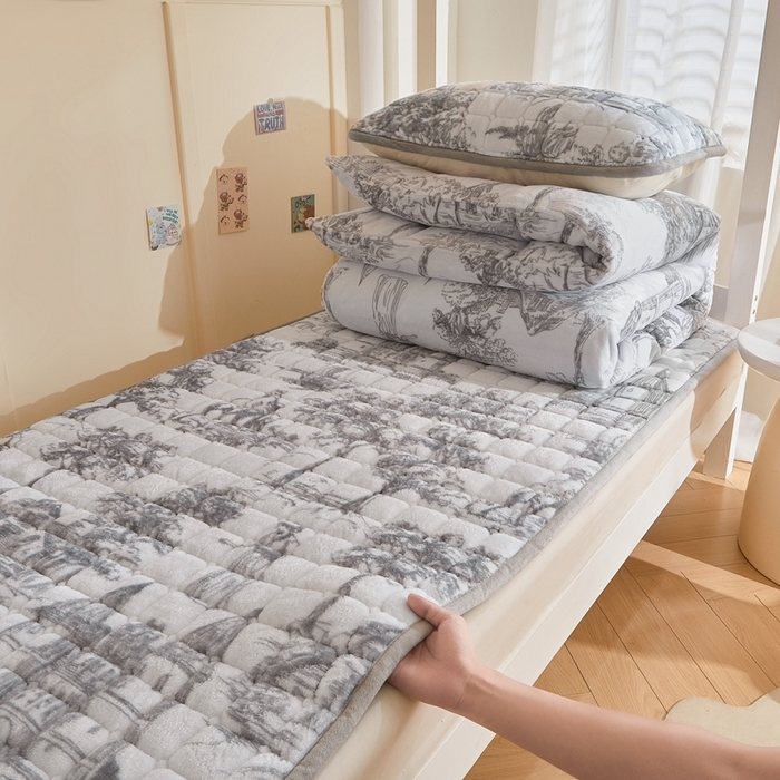 91家纺网 家纺一手货源 找家纺 雅萱家纺 2025新款牛奶绒学生床垫三件套 牛奶绒床垫三件套-水墨城堡灰