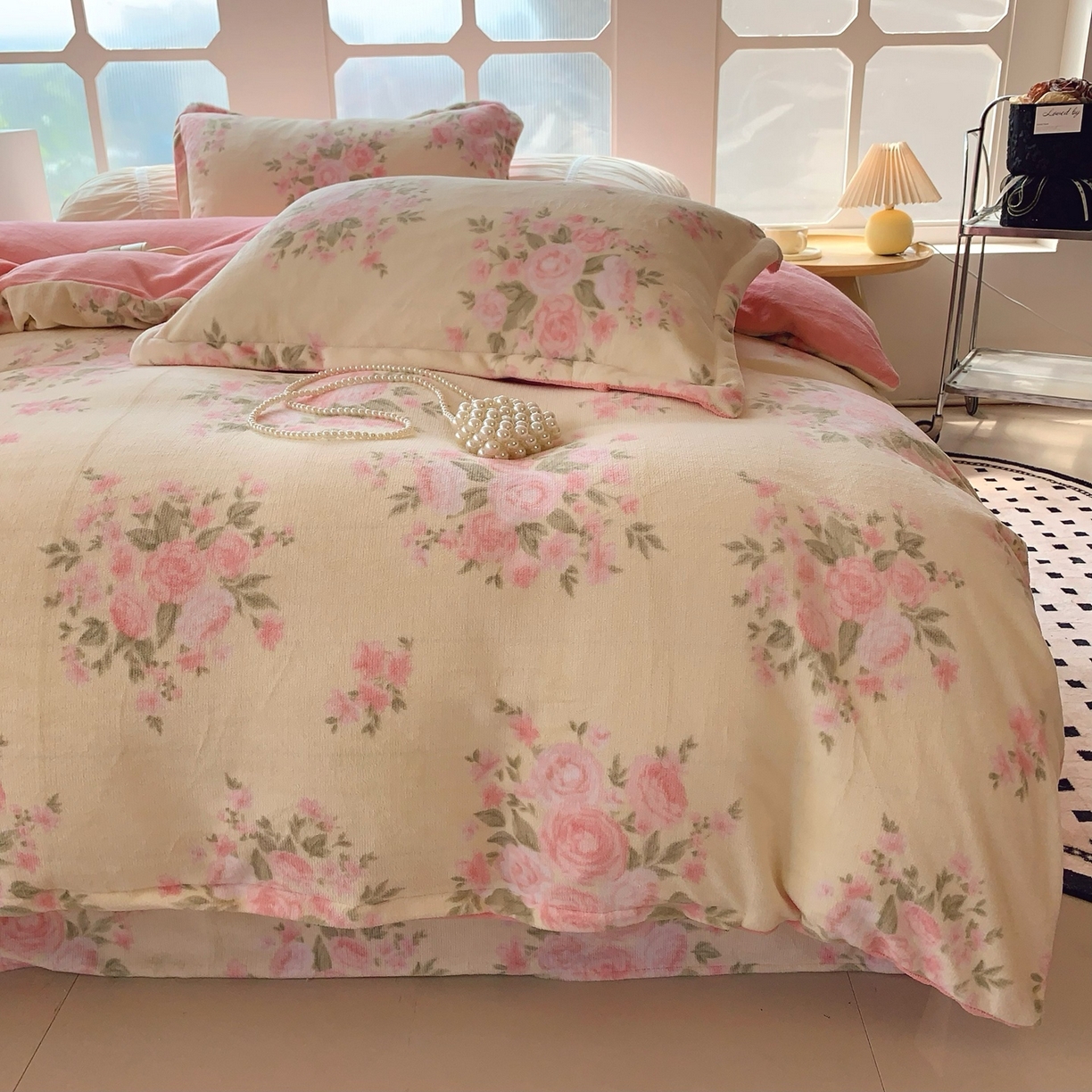 91家纺网 家纺一手货源 找家纺 奈萝家纺 2025新款加厚小清新印花牛奶绒三件套四件套 玫瑰粉