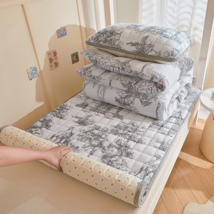 91家纺网 家纺一手货源 找家纺 雅萱家纺 2025新款牛奶绒学生床垫三件套 牛奶绒床垫三件套-水墨城堡灰