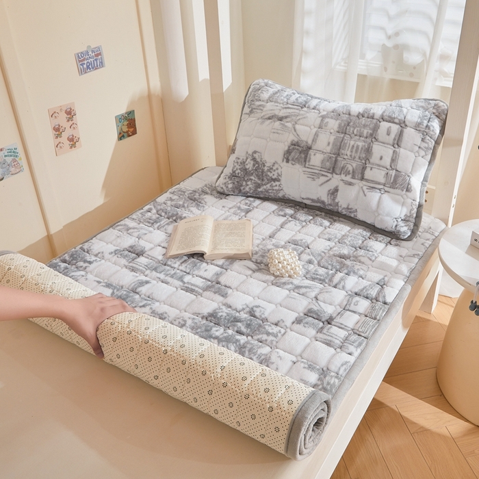 91家纺网 家纺一手货源 找家纺 雅萱家纺 2025新款牛奶绒学生床垫三件套 牛奶绒床垫三件套-水墨城堡灰
