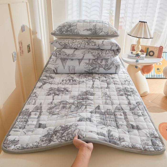 91家纺网 家纺一手货源 找家纺 雅萱家纺 2025新款牛奶绒学生床垫三件套 牛奶绒床垫三件套-水墨城堡灰