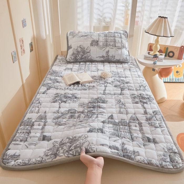 91家纺网 家纺一手货源 找家纺 雅萱家纺 2025新款牛奶绒学生床垫三件套 牛奶绒床垫三件套-水墨城堡灰
