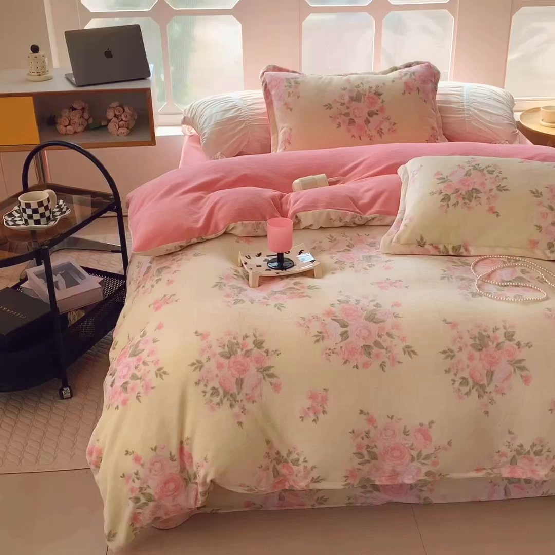 91家纺网 家纺一手货源 找家纺 奈萝家纺 2025新款加厚小清新印花牛奶绒三件套四件套 玫瑰粉