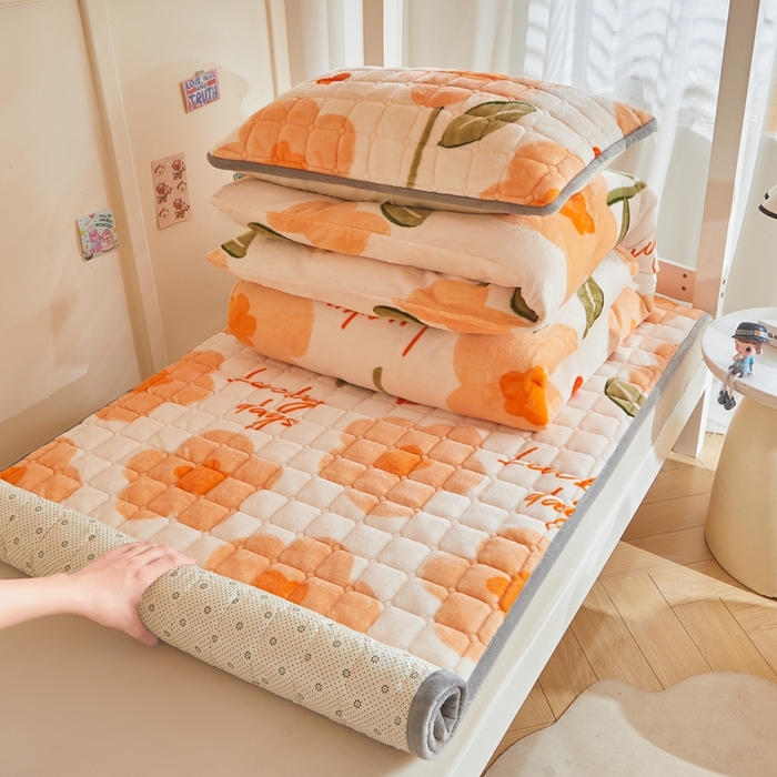 91家纺网 家纺一手货源 找家纺 雅萱家纺 2025新款牛奶绒学生床垫三件套 牛奶绒床垫三件套-萱花