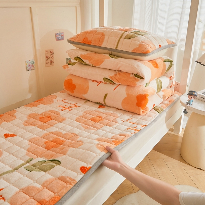 91家纺网 家纺一手货源 找家纺 雅萱家纺 2025新款牛奶绒学生床垫三件套 牛奶绒床垫三件套-萱花