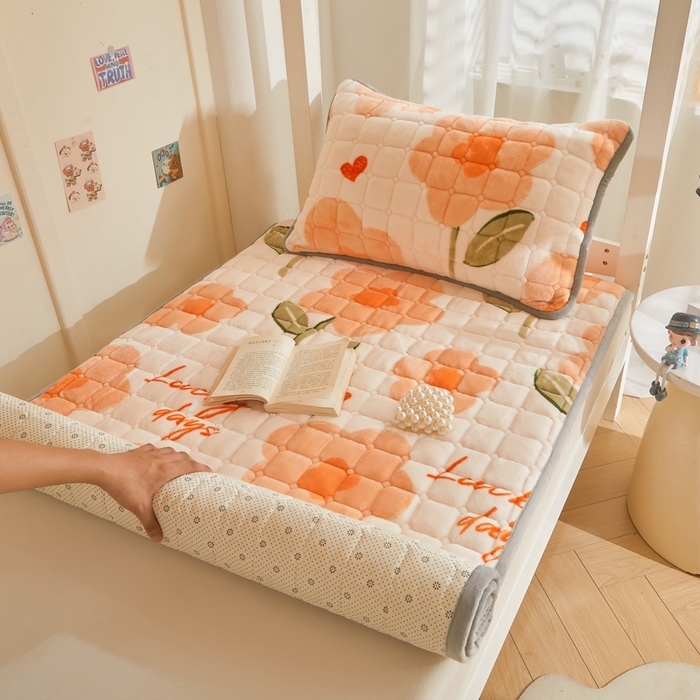 91家纺网 家纺一手货源 找家纺 雅萱家纺 2025新款牛奶绒学生床垫三件套 牛奶绒床垫三件套-萱花