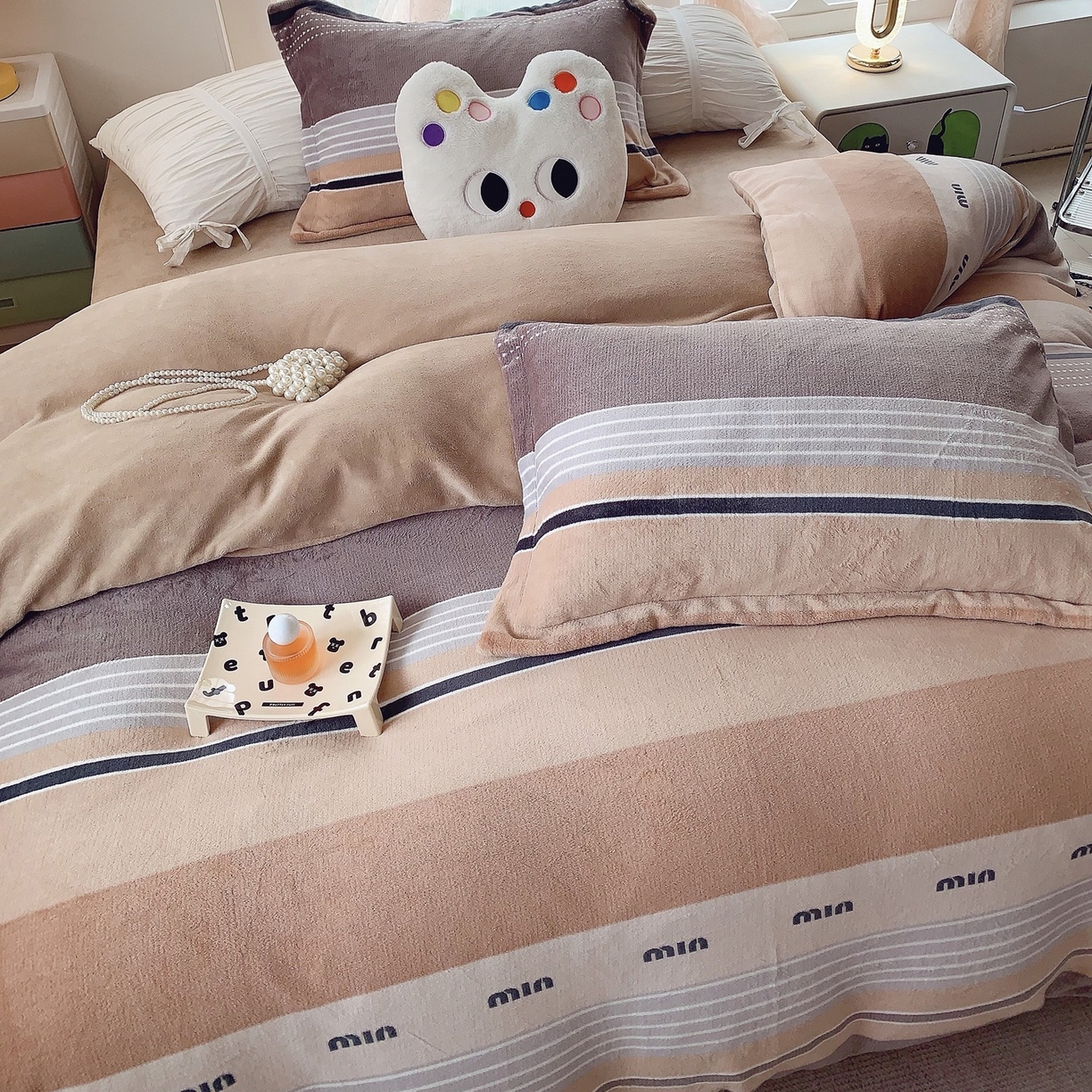 91家纺网 家纺一手货源 找家纺 奈萝家纺 2025新款加厚小清新印花牛奶绒三件套四件套 米兰风尚