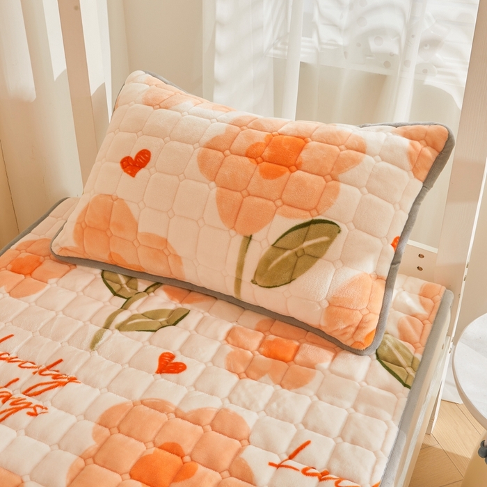 91家纺网 家纺一手货源 找家纺 雅萱家纺 2025新款牛奶绒学生床垫三件套 牛奶绒床垫三件套-萱花