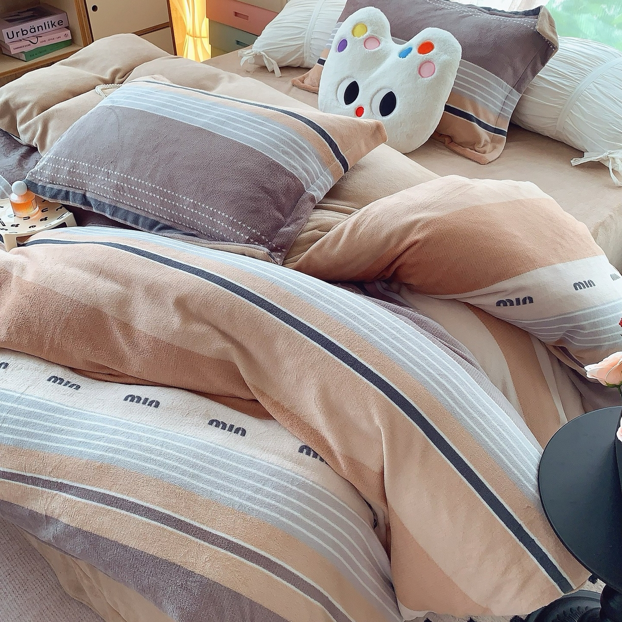 91家纺网 家纺一手货源 找家纺 奈萝家纺 2025新款加厚小清新印花牛奶绒三件套四件套 米兰风尚