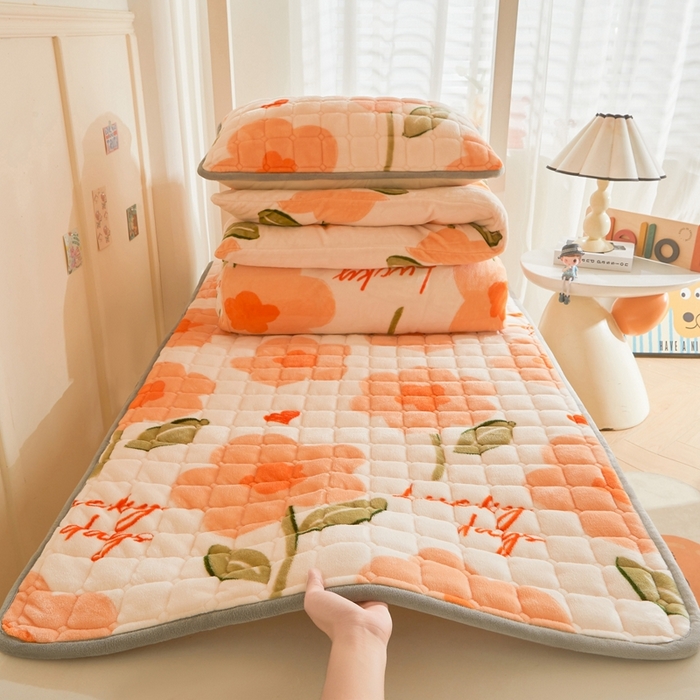 91家纺网 家纺一手货源 找家纺 雅萱家纺 2025新款牛奶绒学生床垫三件套 牛奶绒床垫三件套-萱花