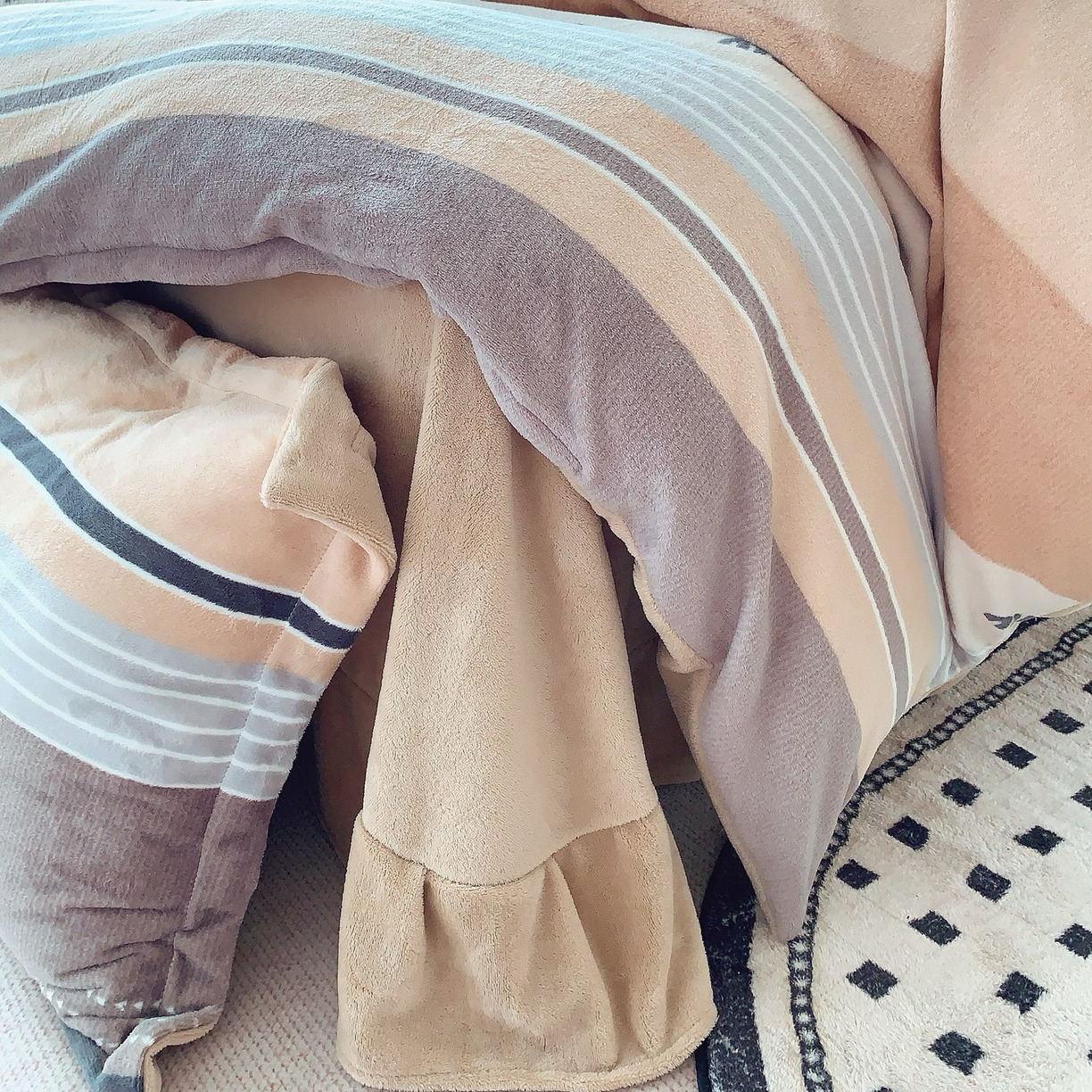 91家纺网 家纺一手货源 找家纺 奈萝家纺 2025新款加厚小清新印花牛奶绒三件套四件套 米兰风尚