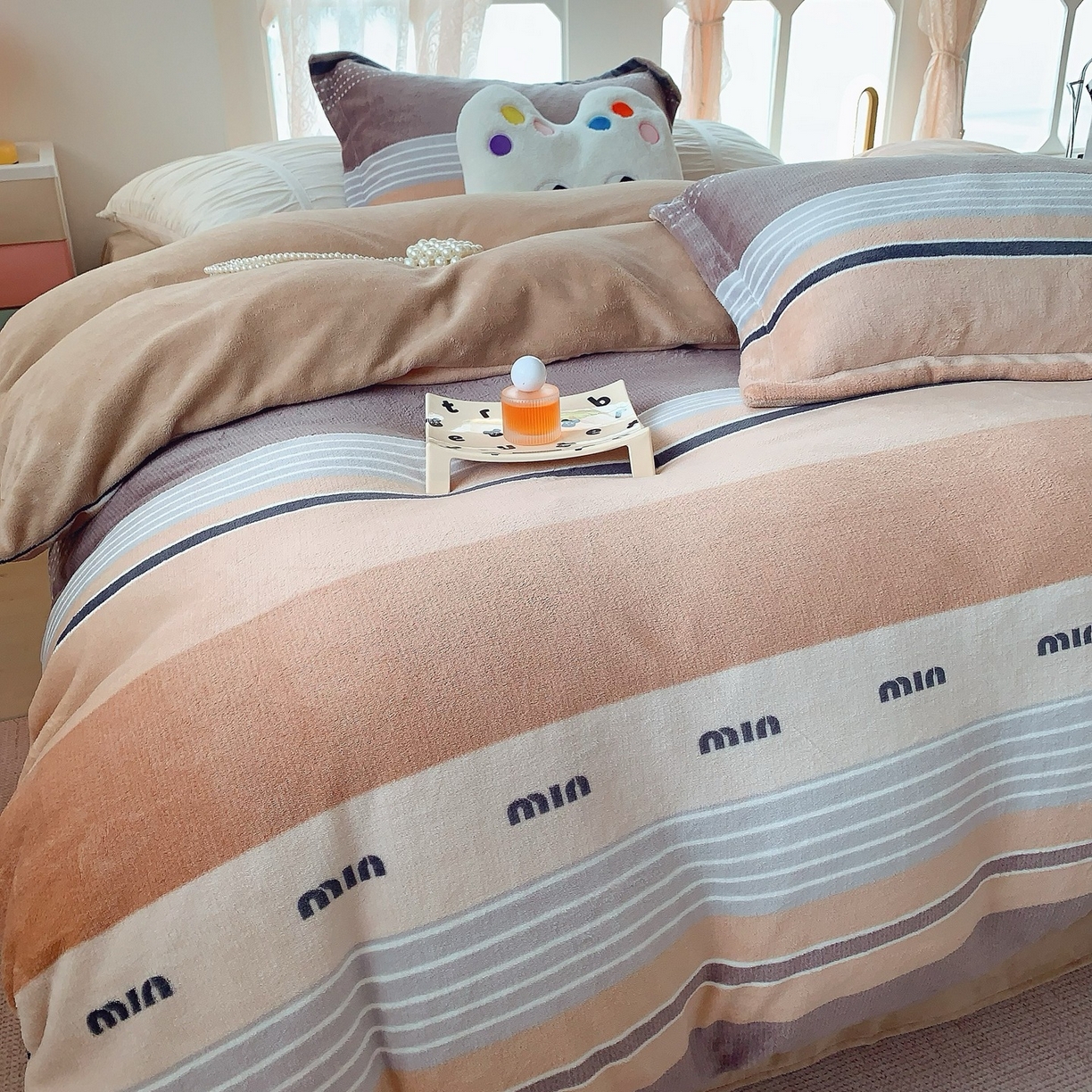 91家纺网 家纺一手货源 找家纺 奈萝家纺 2025新款加厚小清新印花牛奶绒三件套四件套 米兰风尚