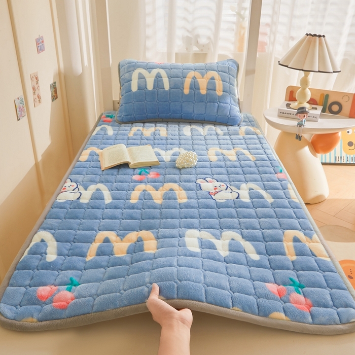 91家纺网 家纺一手货源 找家纺 雅萱家纺 2025新款牛奶绒学生床垫三件套 牛奶绒床垫三件套-樱桃小兔