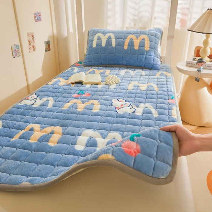 91家纺网 家纺一手货源 找家纺 雅萱家纺 2025新款牛奶绒学生床垫三件套 牛奶绒床垫三件套-樱桃小兔