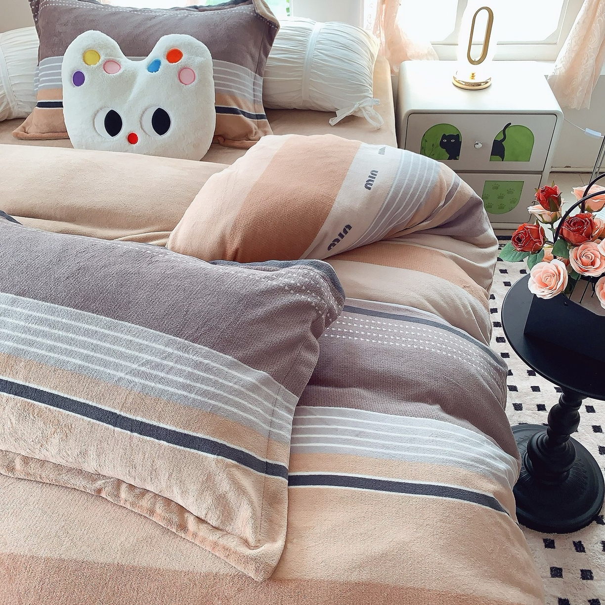 91家纺网 家纺一手货源 找家纺 奈萝家纺 2025新款加厚小清新印花牛奶绒三件套四件套 米兰风尚