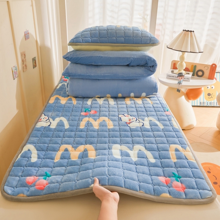 91家纺网 家纺一手货源 找家纺 雅萱家纺 2025新款牛奶绒学生床垫三件套 牛奶绒床垫三件套-樱桃小兔