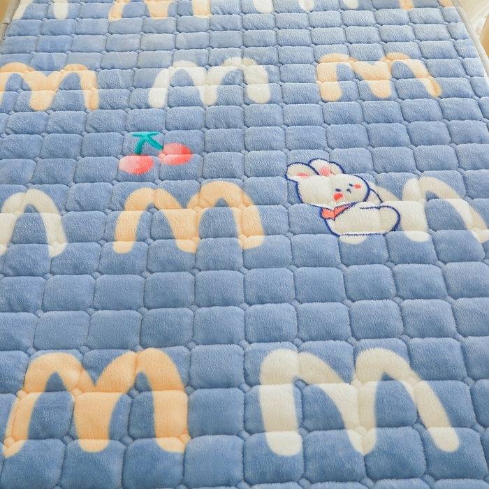 91家纺网 家纺一手货源 找家纺 雅萱家纺 2025新款牛奶绒学生床垫三件套 牛奶绒床垫三件套-樱桃小兔