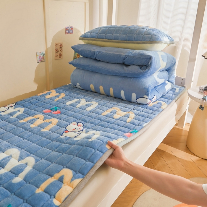 91家纺网 家纺一手货源 找家纺 雅萱家纺 2025新款牛奶绒学生床垫三件套 牛奶绒床垫三件套-樱桃小兔