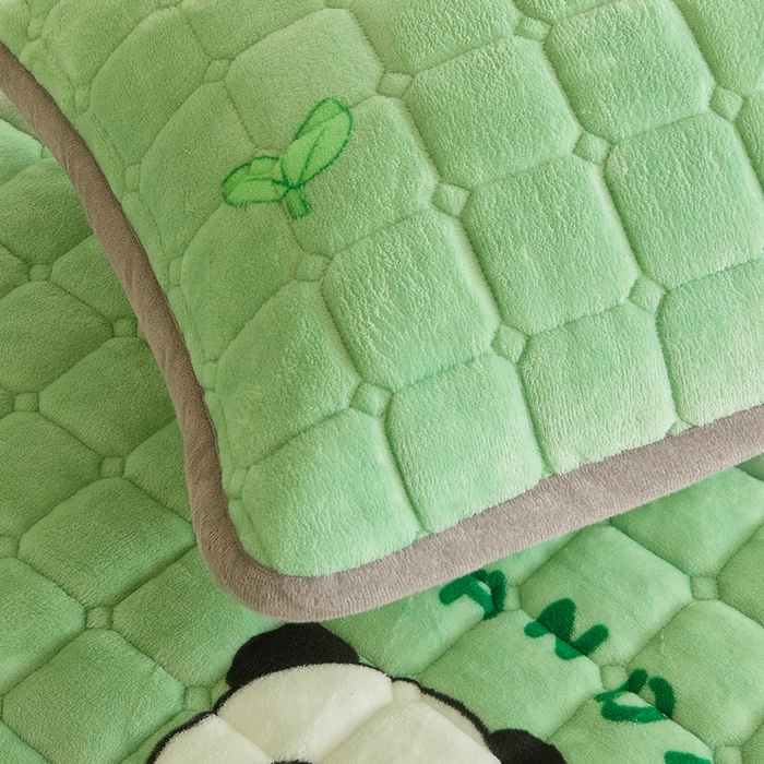 91家纺网 家纺一手货源 找家纺 雅萱家纺 2025新款牛奶绒学生床垫三件套 牛奶绒床垫三件套-竹叶熊猫