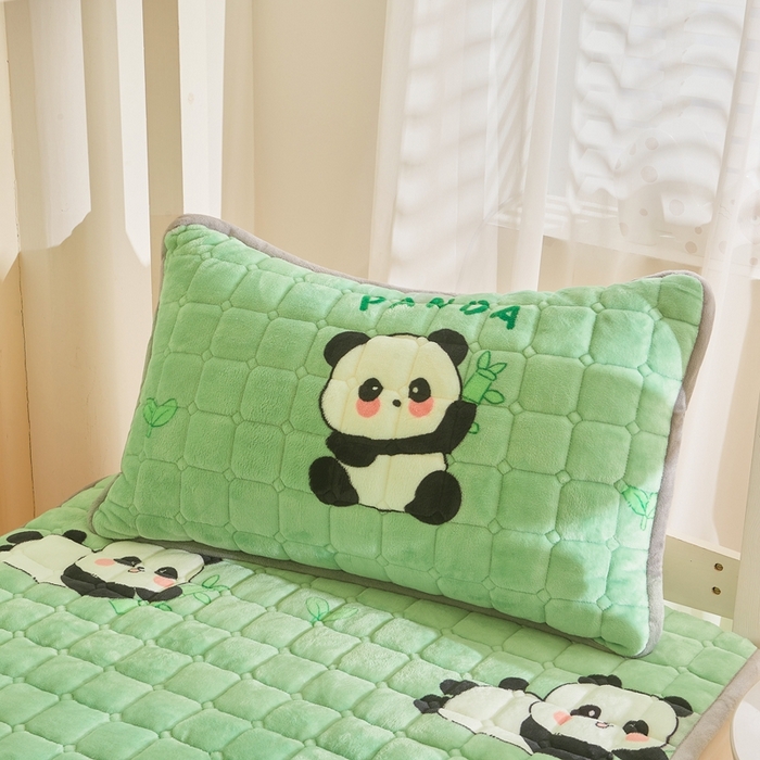 91家纺网 家纺一手货源 找家纺 雅萱家纺 2025新款牛奶绒学生床垫三件套 牛奶绒床垫三件套-竹叶熊猫