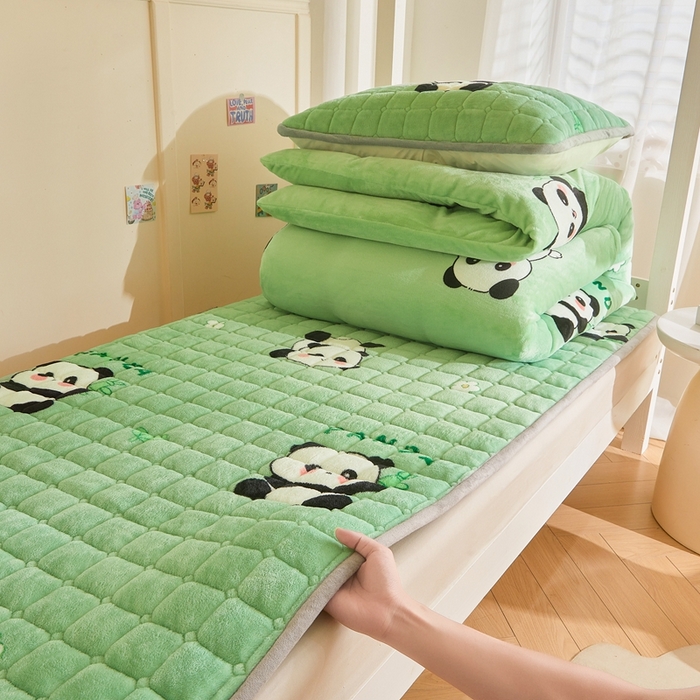 91家纺网 家纺一手货源 找家纺 雅萱家纺 2025新款牛奶绒学生床垫三件套 牛奶绒床垫三件套-竹叶熊猫