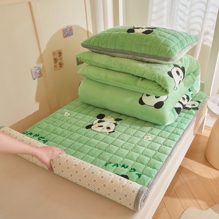 91家纺网 家纺一手货源 找家纺 雅萱家纺 2025新款牛奶绒学生床垫三件套 牛奶绒床垫三件套-竹叶熊猫