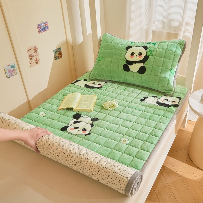 91家纺网 家纺一手货源 找家纺 雅萱家纺 2025新款牛奶绒学生床垫三件套 牛奶绒床垫三件套-竹叶熊猫