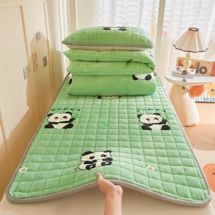 91家纺网 家纺一手货源 找家纺 雅萱家纺 2025新款牛奶绒学生床垫三件套 牛奶绒床垫三件套-竹叶熊猫