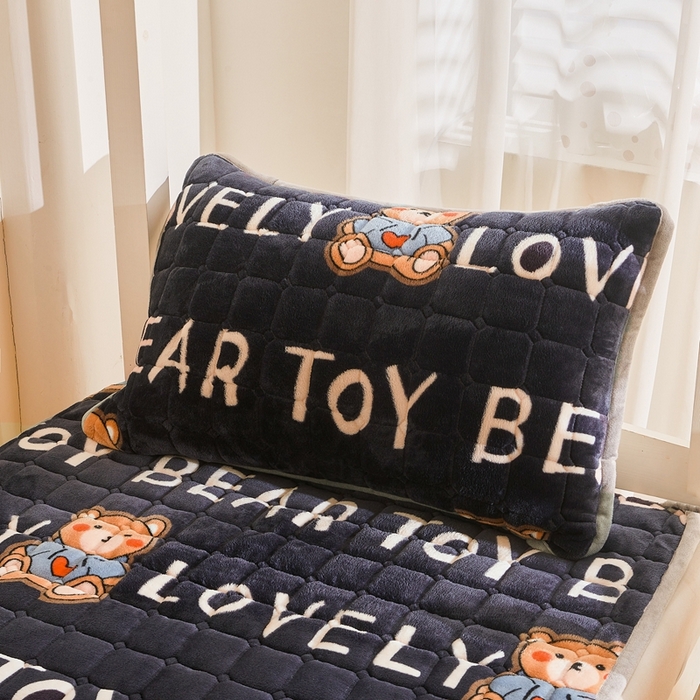 91家纺网 家纺一手货源 找家纺 雅萱家纺 2025新款牛奶绒学生床垫三件套 牛奶绒床垫三件套-LOVE熊