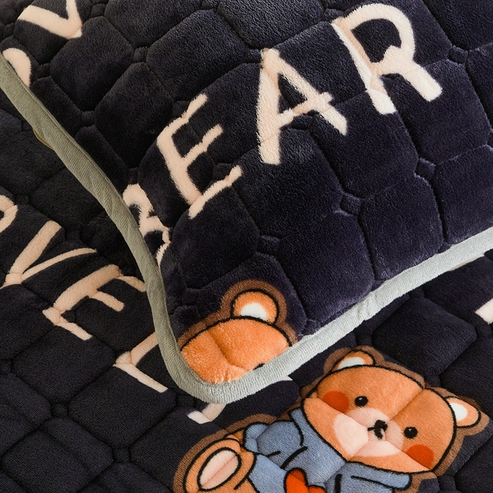 91家纺网 家纺一手货源 找家纺 雅萱家纺 2025新款牛奶绒学生床垫三件套 牛奶绒床垫三件套-LOVE熊