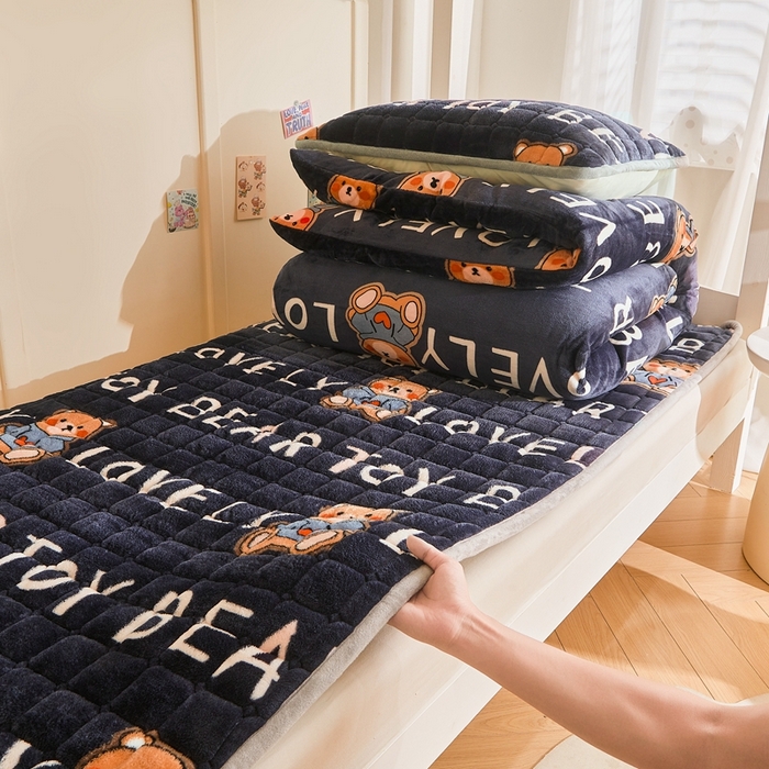 91家纺网 家纺一手货源 找家纺 雅萱家纺 2025新款牛奶绒学生床垫三件套 牛奶绒床垫三件套-LOVE熊