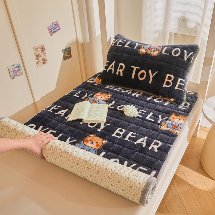 91家纺网 家纺一手货源 找家纺 雅萱家纺 2025新款牛奶绒学生床垫三件套 牛奶绒床垫三件套-LOVE熊