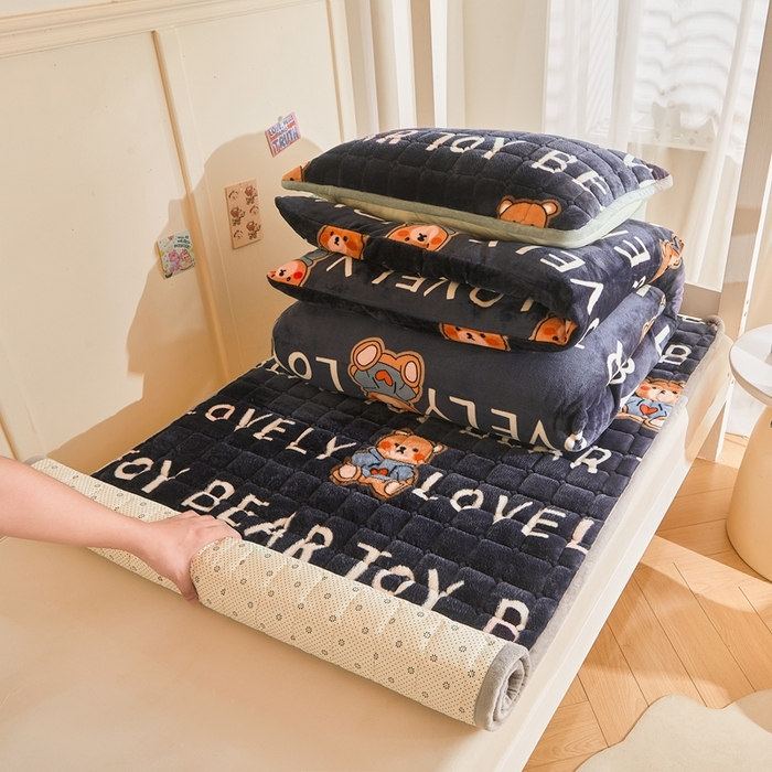 91家纺网 家纺一手货源 找家纺 雅萱家纺 2025新款牛奶绒学生床垫三件套 牛奶绒床垫三件套-LOVE熊