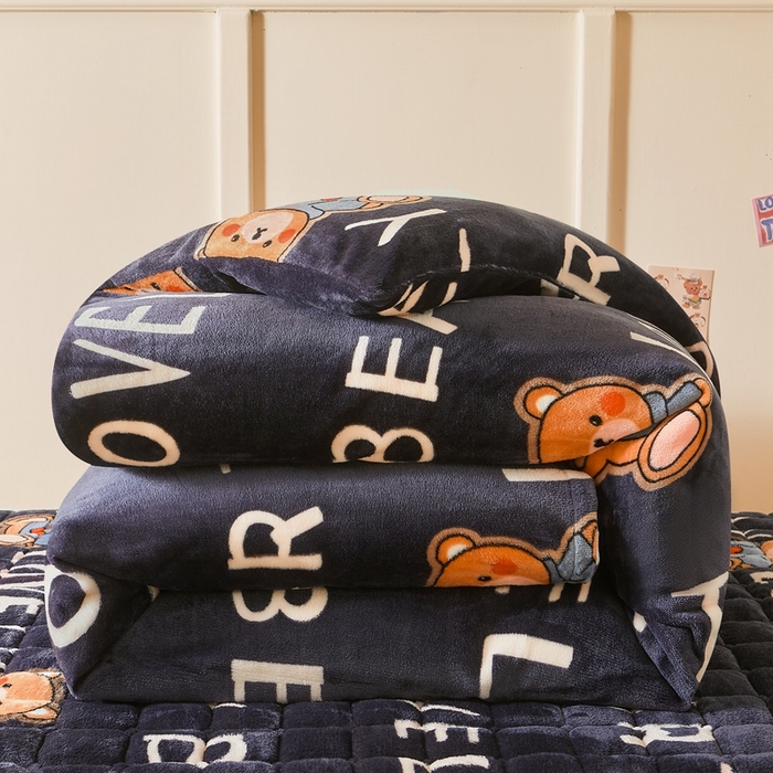 91家纺网 家纺一手货源 找家纺 雅萱家纺 2025新款牛奶绒学生床垫三件套 牛奶绒床垫三件套-LOVE熊