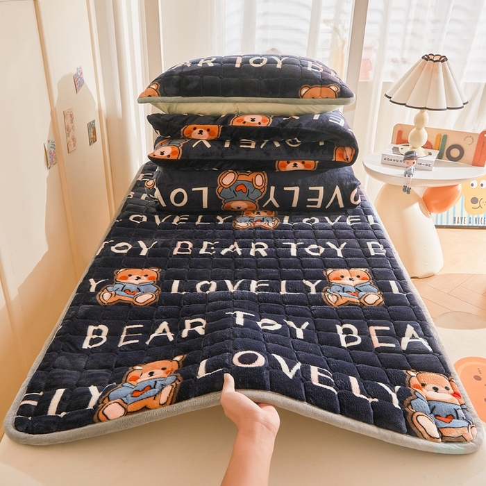 91家纺网 家纺一手货源 找家纺 雅萱家纺 2025新款牛奶绒学生床垫三件套 牛奶绒床垫三件套-LOVE熊