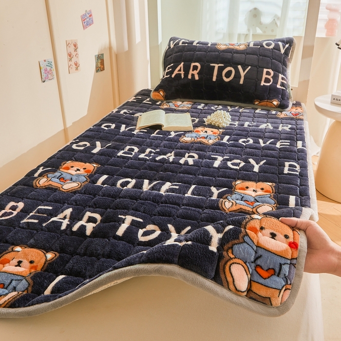 91家纺网 家纺一手货源 找家纺 雅萱家纺 2025新款牛奶绒学生床垫三件套 牛奶绒床垫三件套-LOVE熊