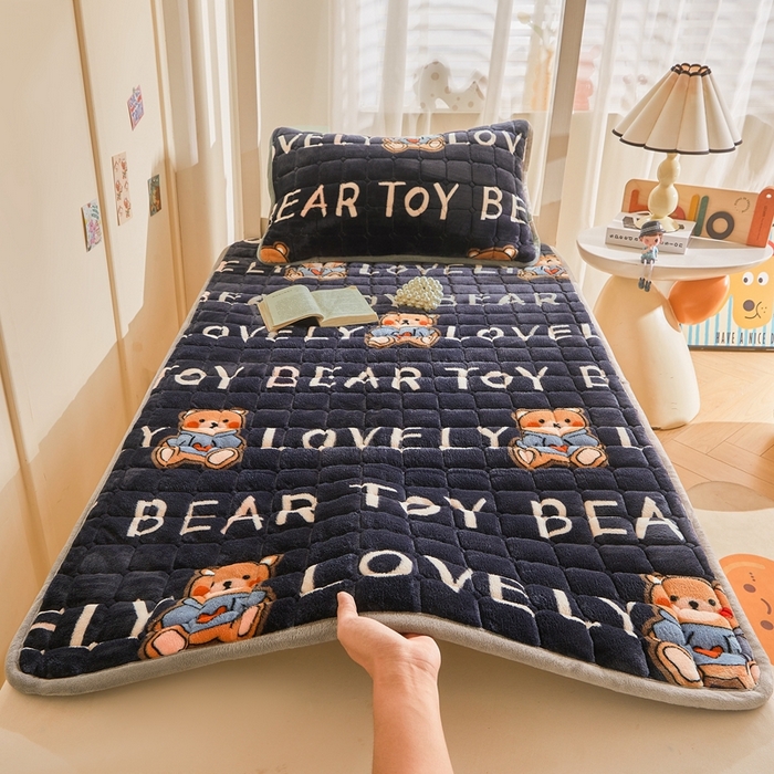 91家纺网 家纺一手货源 找家纺 雅萱家纺 2025新款牛奶绒学生床垫三件套 牛奶绒床垫三件套-LOVE熊