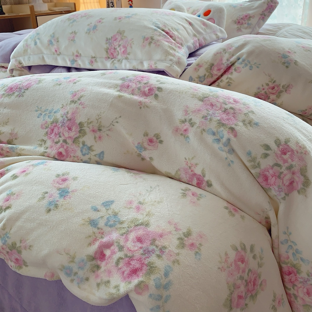 91家纺网 家纺一手货源 找家纺 奈萝家纺 2025新款加厚小清新印花牛奶绒三件套四件套 沐熙花