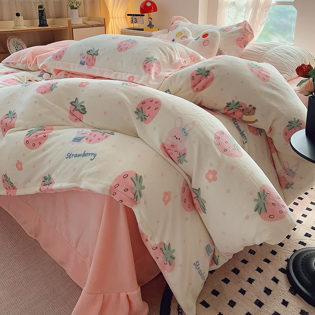 91家纺网 家纺一手货源 找家纺 奈萝家纺 2025新款加厚小清新印花牛奶绒三件套四件套 奶油草莓