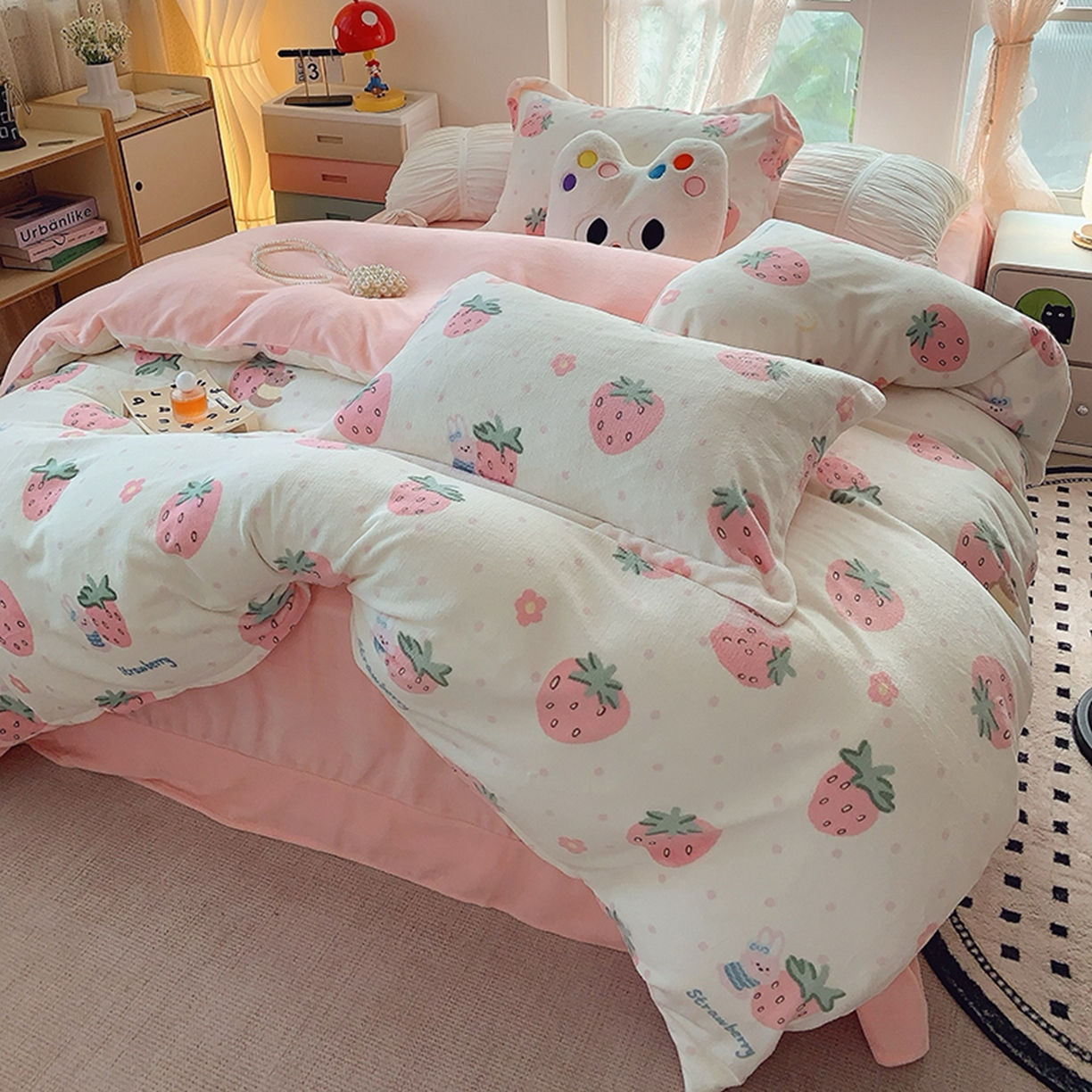 91家纺网 家纺一手货源 找家纺 奈萝家纺 2025新款加厚小清新印花牛奶绒三件套四件套 奶油草莓